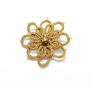 Broche artisanal, dentelle de frivolité. ISABELLE