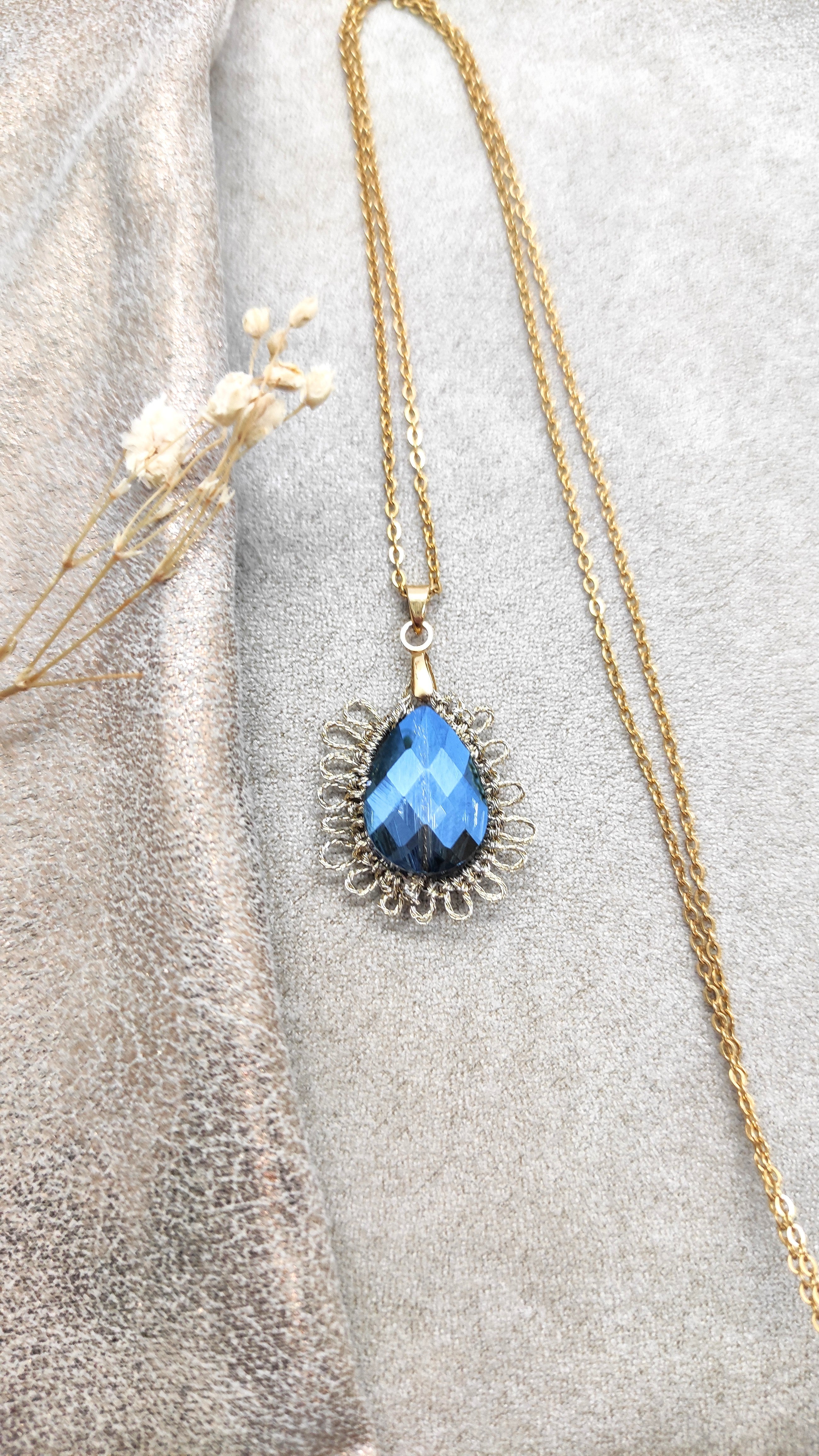 Collier avec pendentif en verre autrichien bleue serti en dentelle Pilar Navarro Paris
