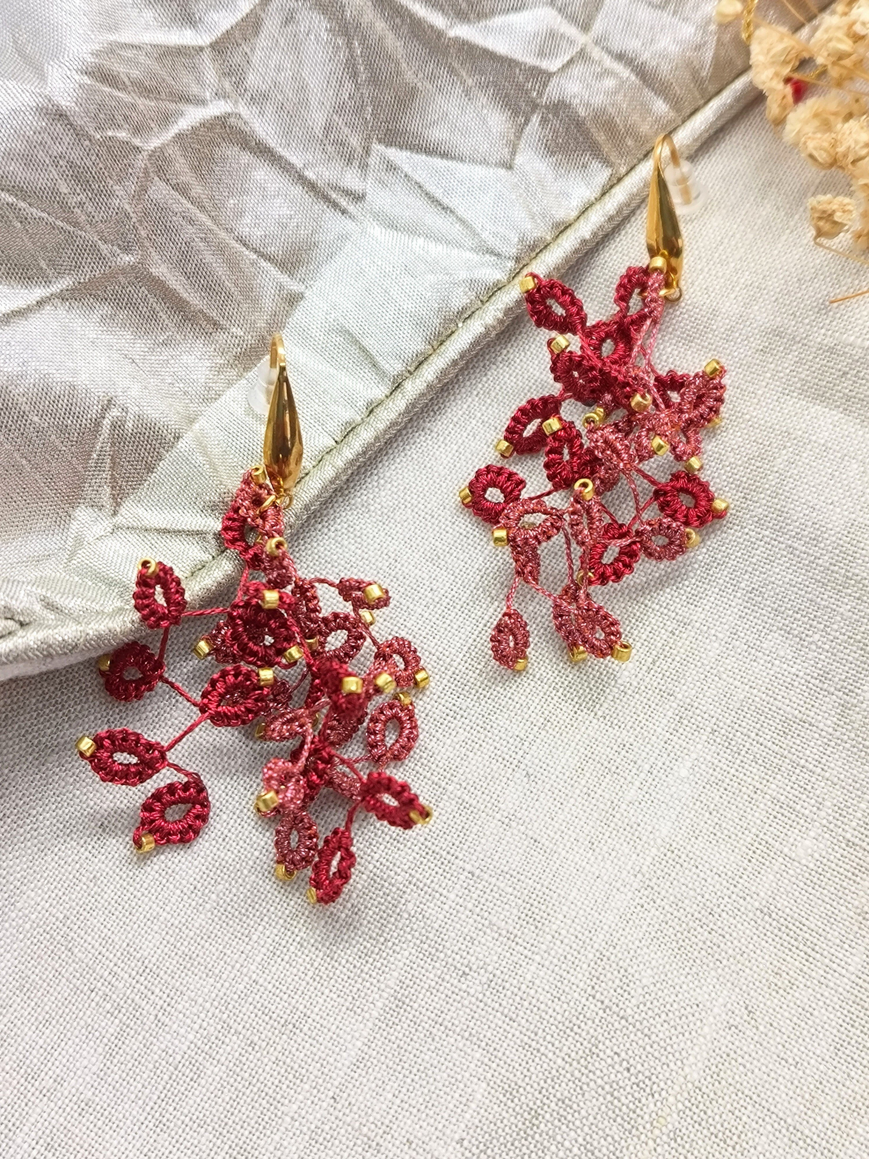 Boucles d'oreilles en dentelle tatouée faites main : perles Boucles d'oreilles en dentelle tatouée faites main : perles