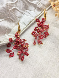 boucles d'oreilles en dentelle de frivoité et verres japonais. deux coloris. Pilar Navarro PARIS