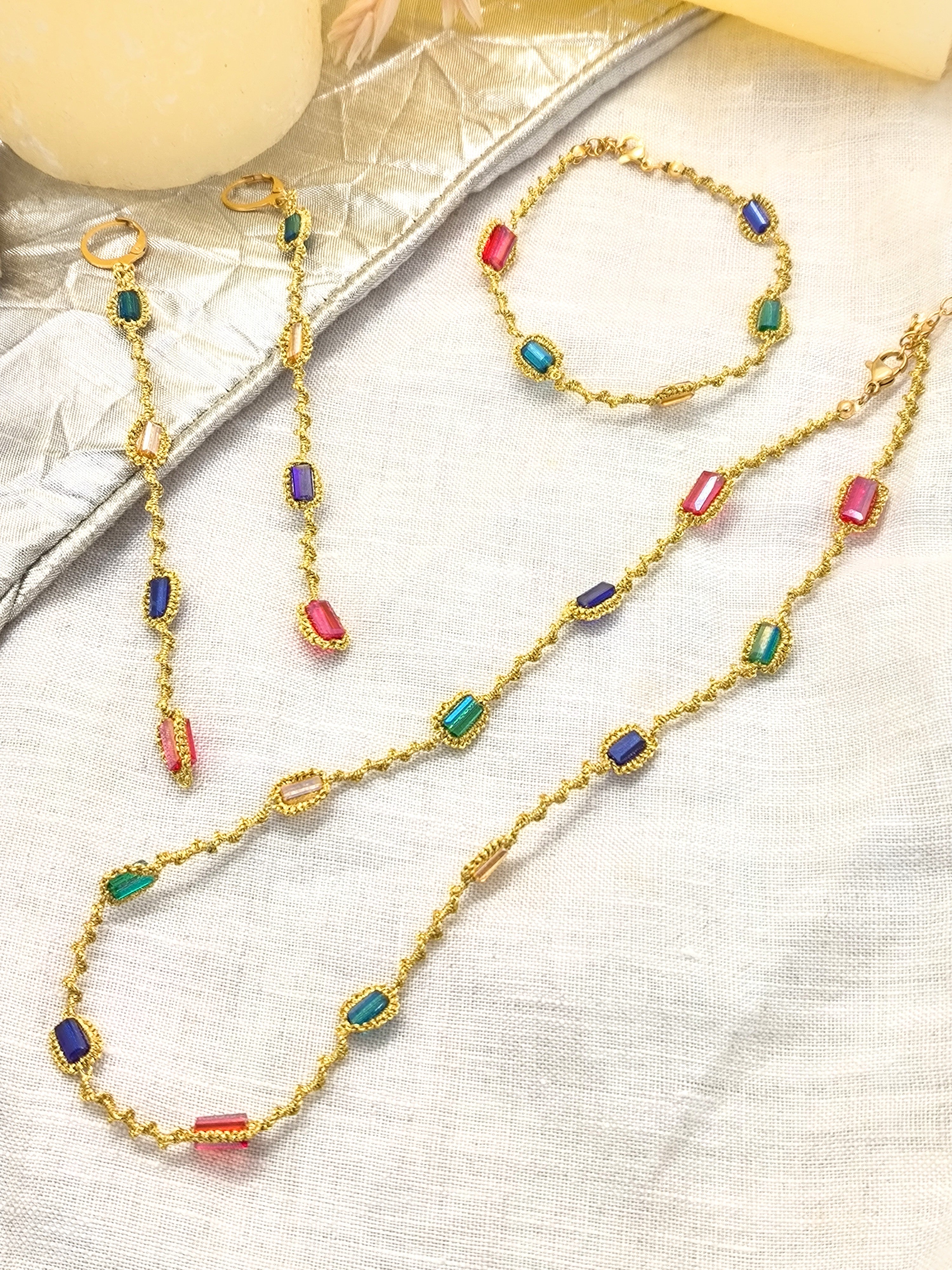 Parure en dentelle et multicolores. Pilar Navarro PARIS 