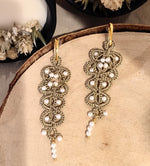 Charger l&#39;image dans la galerie, Boucles d&#39;oreilles mariage en dentelle en frivolité et pierres fines. CAROLINE

