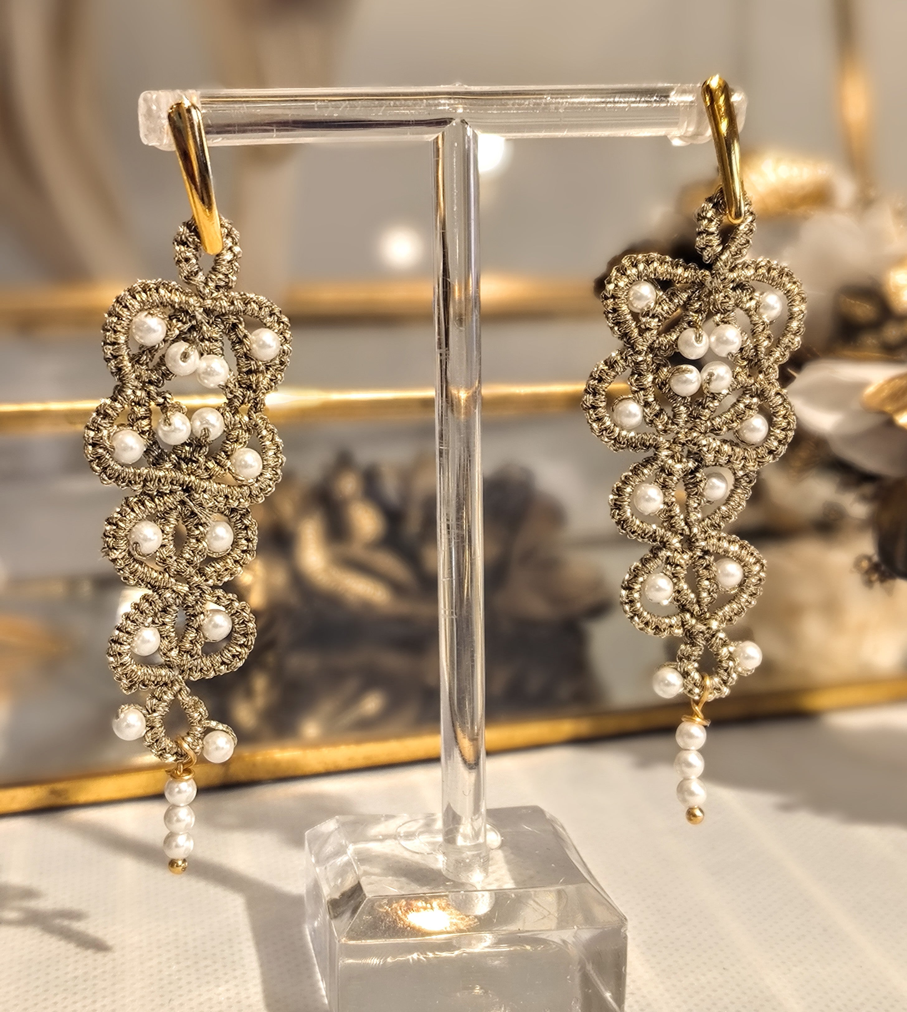 Boucles d'oreilles mariage en dentelle en frivolité et pierres fines. CAROLINE
