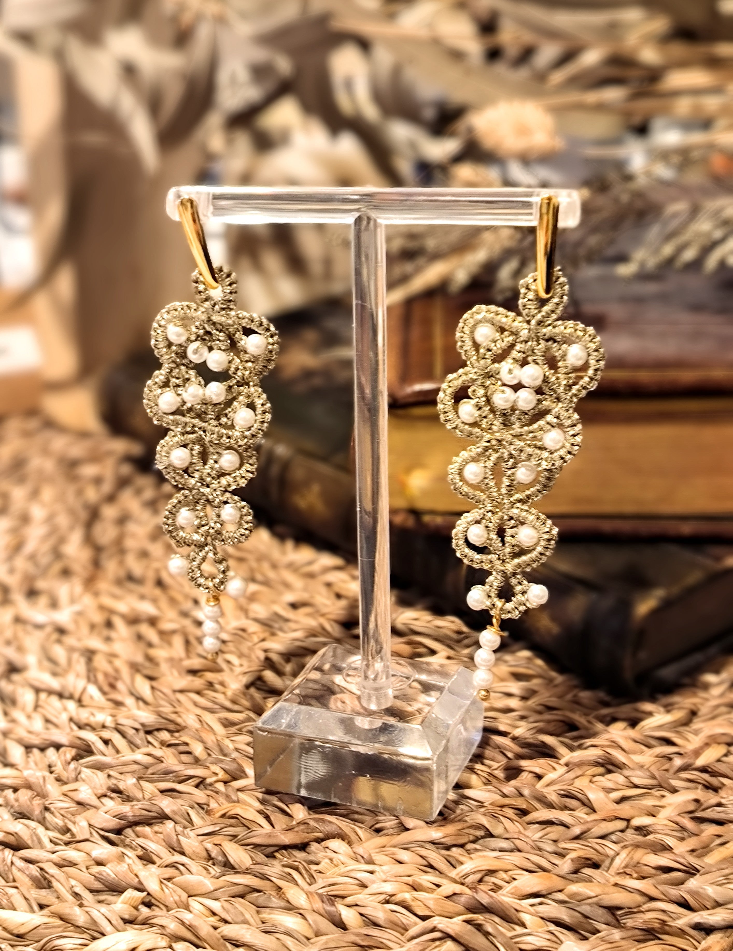 Boucles d'oreilles mariage en dentelle en frivolité et pierres fines. CAROLINE