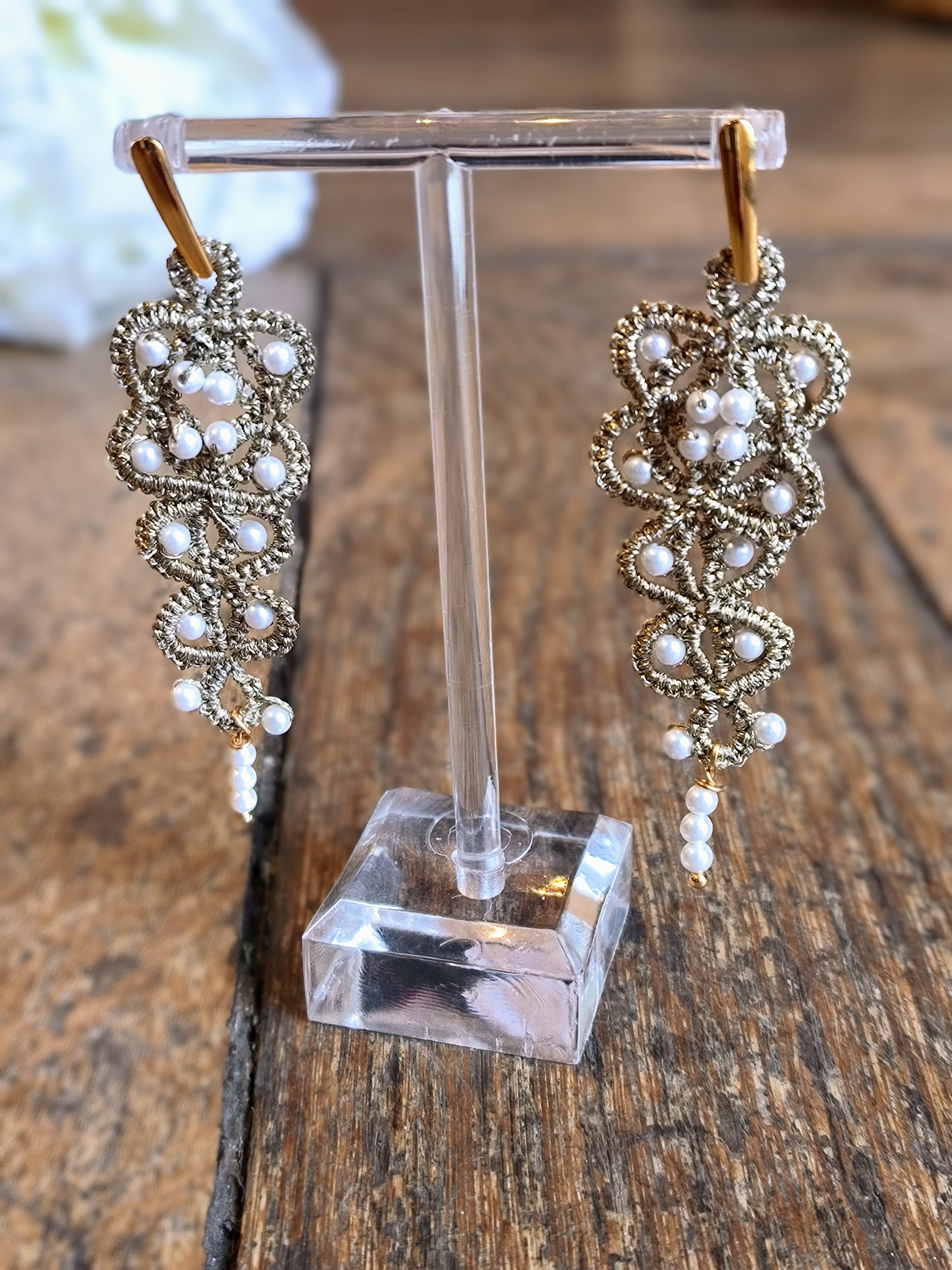 Boucles d'oreilles mariage en dentelle en frivolité et pierres fines. CAROLINE
