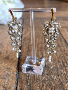 MYRIAM. Frivolity lace earrings and glass stones.