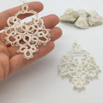 Load image into Gallery viewer, Magnifiques boucles d&#39;oreilles blanches en frivolité et pierres miyuki 
