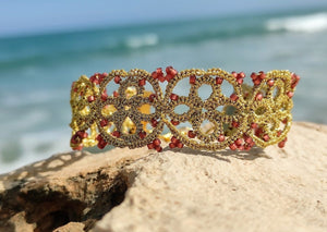 bracelet doré en dentelle de frivolité tatting perles rouges Pilar Navarro Paris