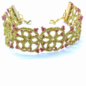 bracelet doré en dentelle de frivolité tatting perles rouges Pilar Navarro Paris