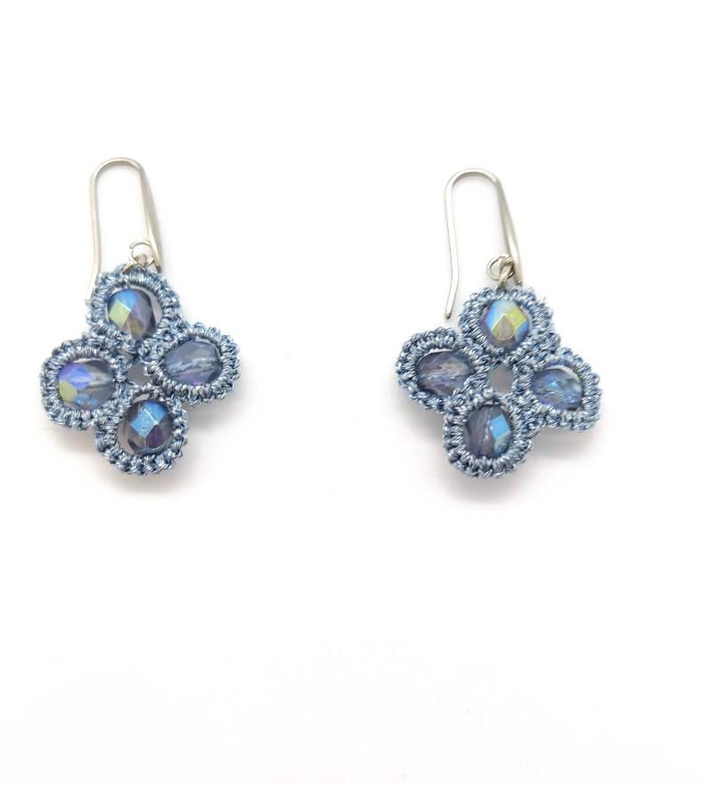 Pilar Navarro PARIS boucles d'oreilles AUBE en dentelle et verre bleu gris 