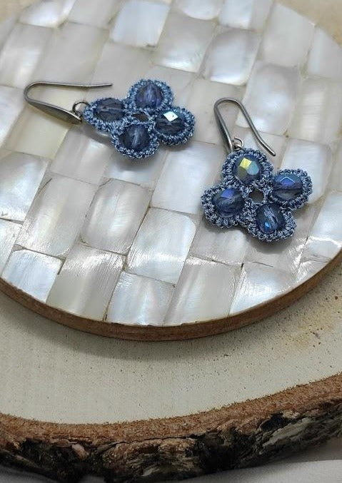 Pilar Navarro PARIS boucles d'oreilles AUBE en dentelle et verre bleu gris plus jolies que chanel