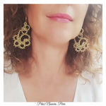 Load image into Gallery viewer, Pilar Navarro PARIS boucles d&#39;oreilles en dentelle CHANCE dorées. Lorina Balteanu.jpg
