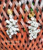 Load image into Gallery viewer, Pilar Navarro PARIS boucles d&#39;oreilles haute couture CASCADE blanches

