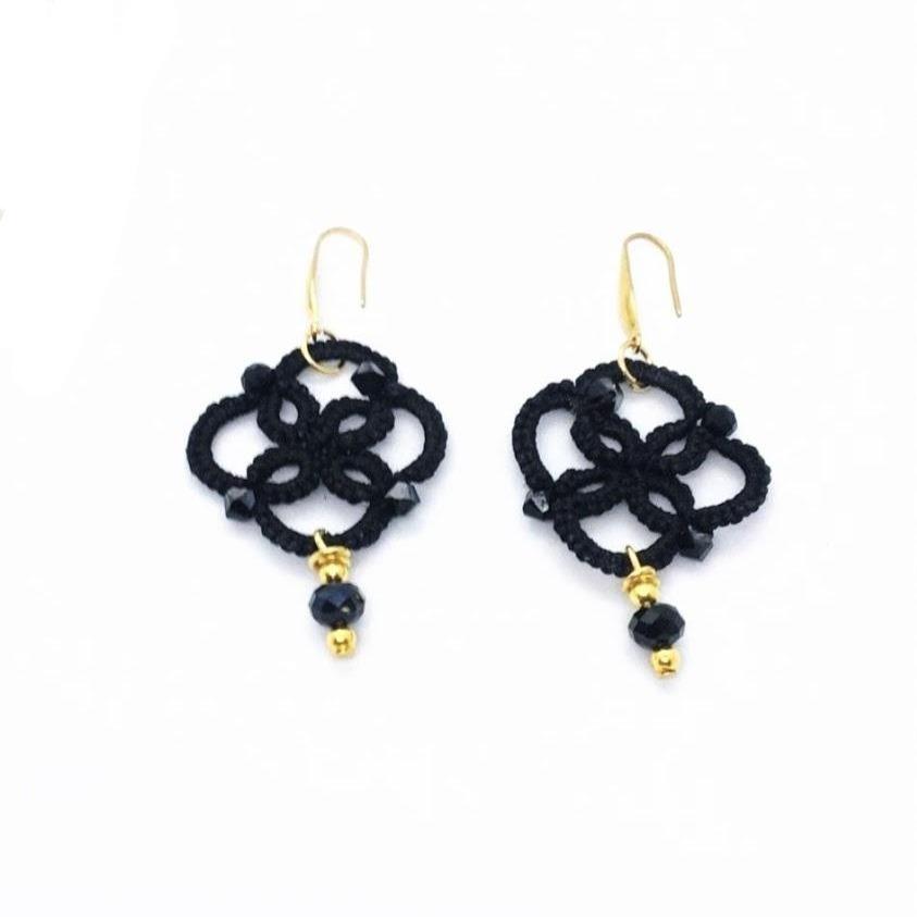 Pilar Navarro PARIS Boucles d'oreilles CELIA frivolité noir et swarovsky Lorina Balteanu.