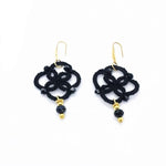 Cargar imagen en el visor de la galería, Pilar Navarro PARIS Boucles d&#39;oreilles CELIA frivolité noir et swarovsky Lorina Balteanu.
