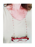 Load image into Gallery viewer, Pilar Navarro PARIS | Chaîne a lunettes faite à la main en fil et verres facettés rouges 
