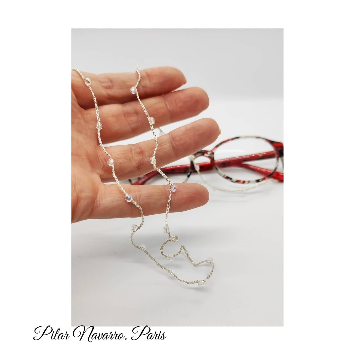 Pilar Navarro PARIS | Chaîne a lunettes faite à la main en fil et verres facettés transparents