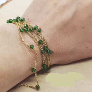 Sautoir collier ras de cou bracelet 4x4 en fil doré et verres verts crochet 