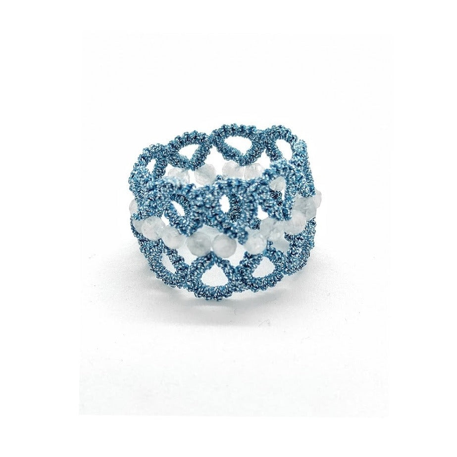 bague en dentelle de frivolité  et pierres naturelles aqua-marines