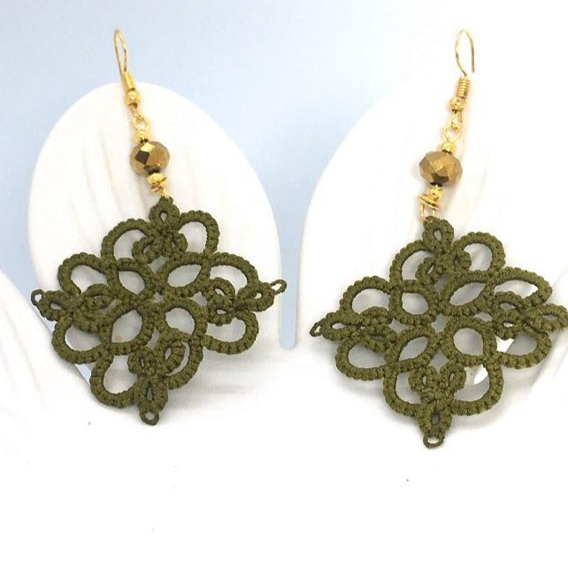 Boucles d'oreilles artisanales en dentelle faites en frivolité / tatting. BAROQUE