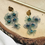 Cargar imagen en el visor de la galería, Boucles d&#39;oreilles MARGARITES dentelle vert-bleue et pierres oeil de tigre Pilar Navarro PARIS
