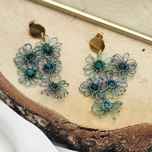 Boucles d'oreilles MARGARITES dentelle vert-bleue et pierres oeil de tigre Pilar Navarro PARIS