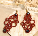 Charger l&#39;image dans la galerie, boucles d&#39;oreilles OXANA rouge chaudron  dentelle frivolité tatting
