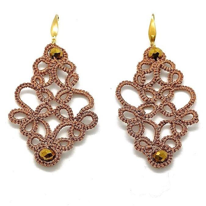 boucles d'oreilles OXANA marron camel  dentelle frivolité tatting