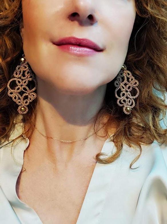 OXANA. Pendientes artesanales de encaje y cristales facetados.
