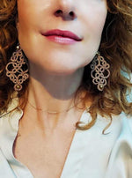 Cargar imagen en el visor de la galería, OXANA. Pendientes artesanales de encaje y cristales facetados.
