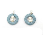 Cargar imagen en el visor de la galería, boucles d&#39;oreilles artisanales cousues à la main avec perles naturelles d&#39;eau douce MARINA
