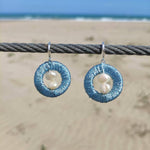 Cargar imagen en el visor de la galería, boucles d&#39;oreilles artisanales cousues à la main avec perles naturelles d&#39;eau douce MARINA
