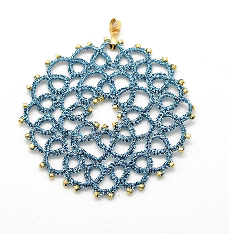 Pendentif en dentelle de frivolité artisanal et pierres en verre miyuki Tournesol bleue clair