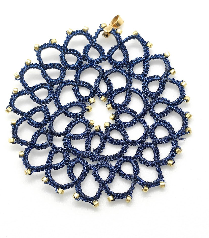 Pendentif en dentelle de frivolité artisanal et pierres en verre miyuki Tournesol bleue roi