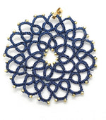 Charger l&#39;image dans la galerie, Pendentif en dentelle de frivolité artisanal et pierres en verre miyuki Tournesol bleue roi
