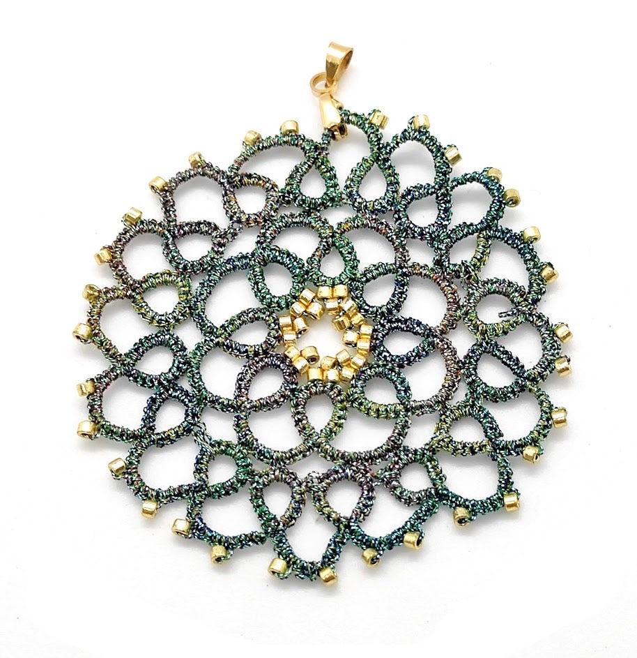 Pendentif en dentelle de frivolité artisanal et pierres en verre miyuki Tournesol vert nuances