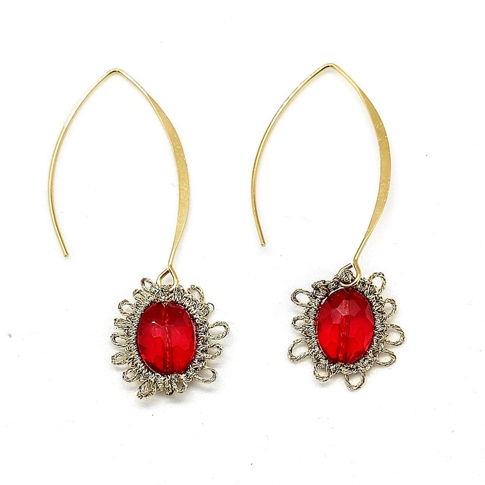 Boucles d'oreilles artisanales faites en dentelle de frivolité et verres autrichiens rouges pilar navarro paris FLORENCE