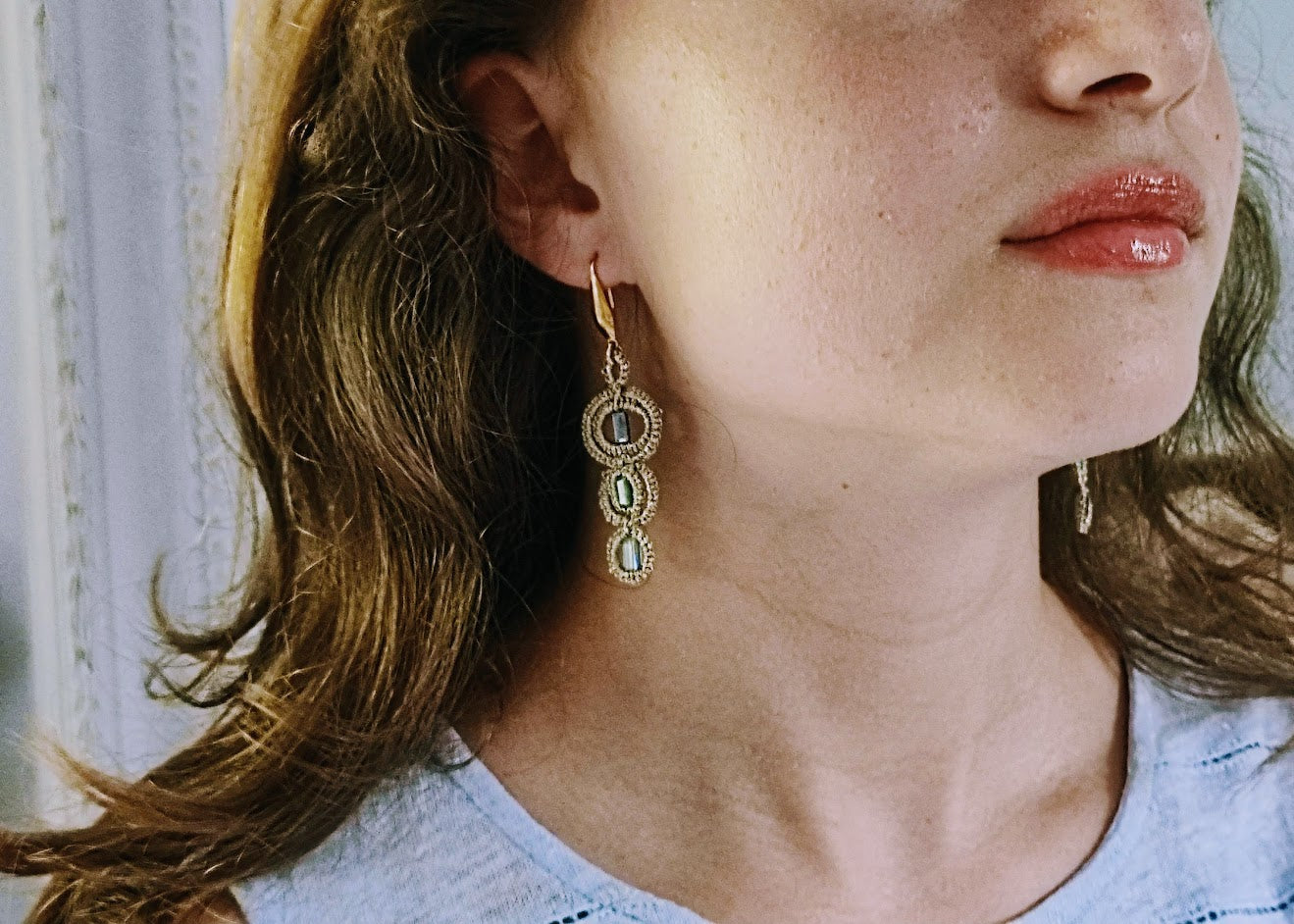 Boucles d'oreilles en dentelle en frivolité et pierres en verre SOUVENIR .