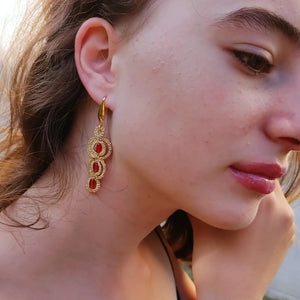 MYRIAM. Pendientes hechos a mano en hilo y cristales. 