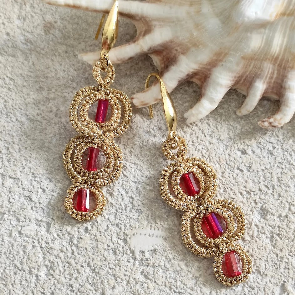 MYRIAM. Pendientes hechos a mano en hilo y cristales. 