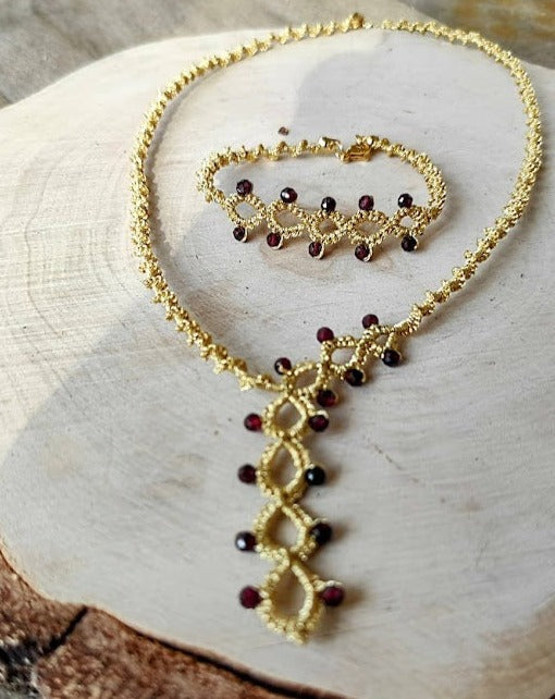 bracelet artisanal en dentelle de frivolité et perles fines pilar navarro paris SEVERINE