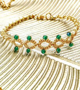 Bracelet artisanal en dentelle de frivolité et pierres fines. SÉVERINE