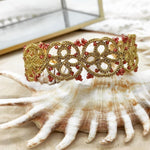 Cargar imagen en el visor de la galería, bracelet doré en dentelle de frivolité tatting perles rouges Pilar Navarro Paris
