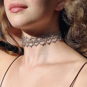 choker artisanal en dentelle argentée et perles en verre FLORANCE Pilar Navarro PARIS lorina balteanu