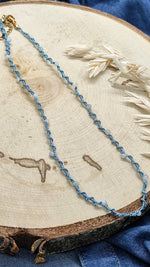 Cargar imagen en el visor de la galería, collier ras de cou en dentelle bleue ciel et aqua-marines naturelles Pilar Navarro PARIS
