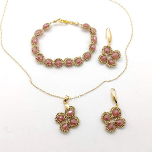 Bracelet collier et boucles d'oreilles AUBE PILAR NAVARRO PARIS. en fil rose 