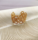 Load image into Gallery viewer, OASIS. Golden lace bracelet in tatting. 
