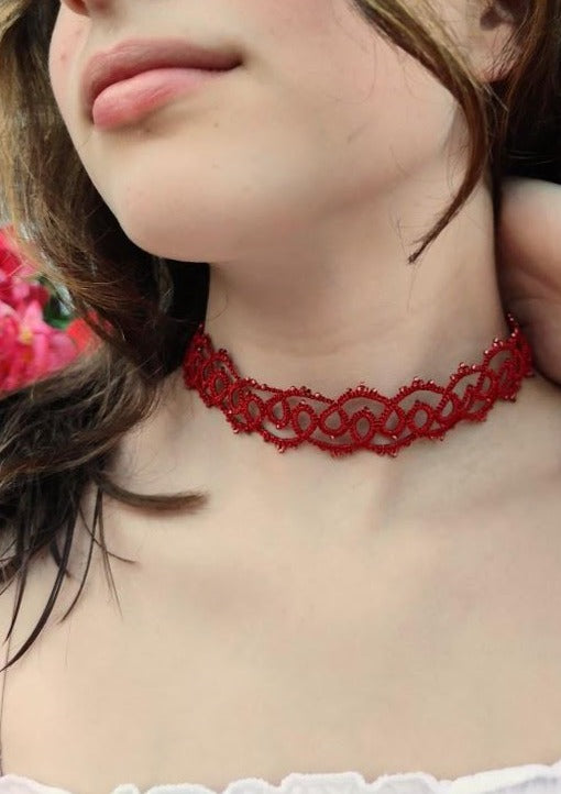 Choker ras de cou en dentelle rouge et verres miyuki Pilar Navarro PARIS Lorina Balteanu