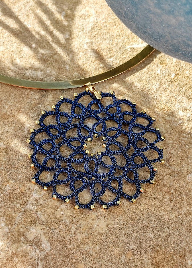 Pendentif en dentelle de frivolité artisanal et pierres en verre miyuki Tournesol bleue roi